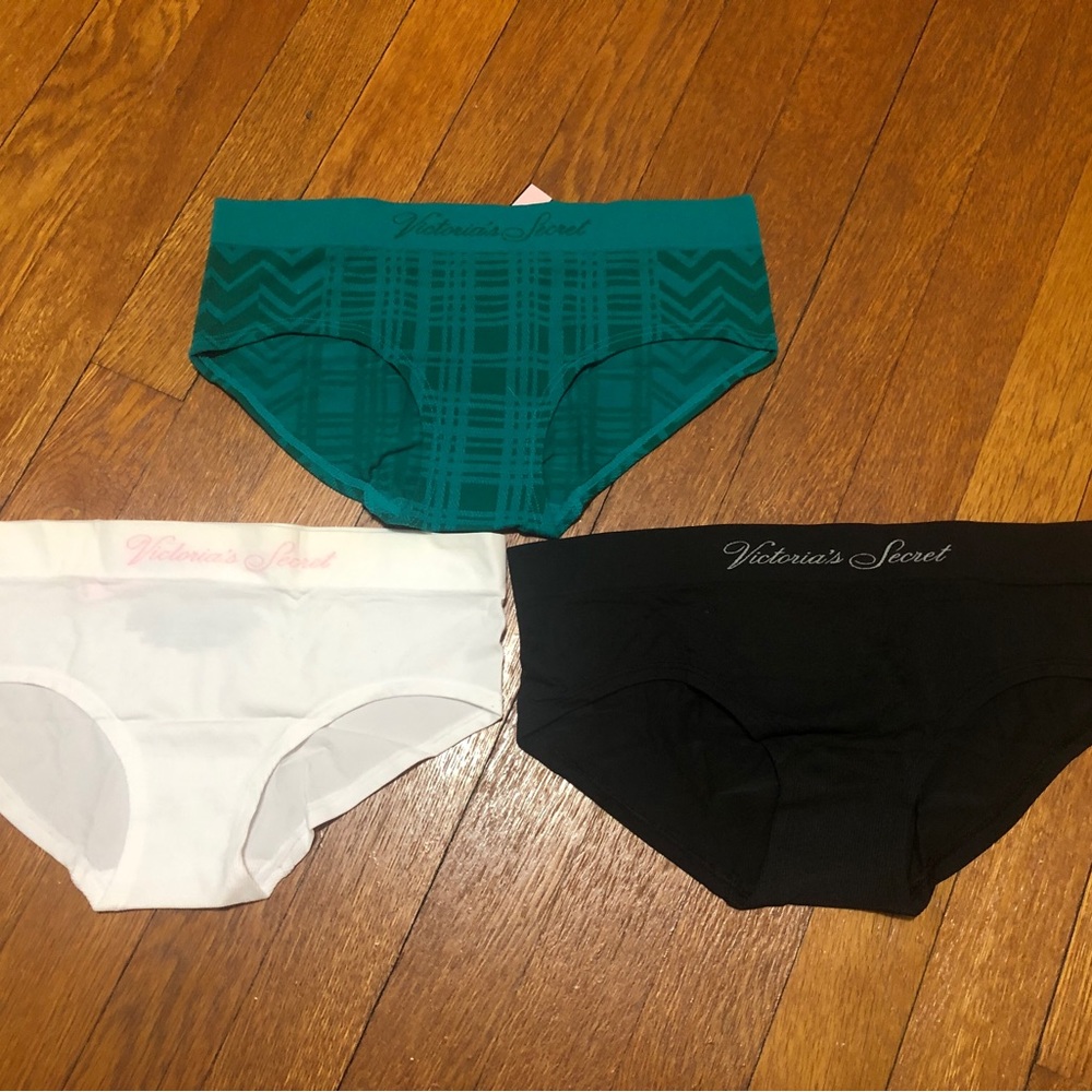 **NWT** Set of 3 Victoria’s Secret Hip Huggers 🩲 Size M